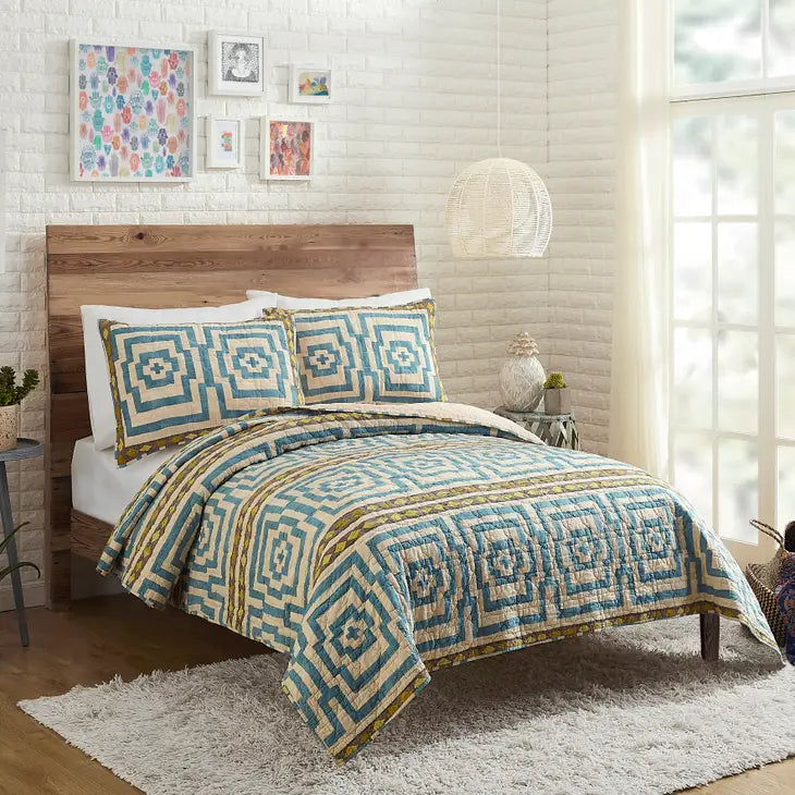 Hypnotic Queen Quilt Set